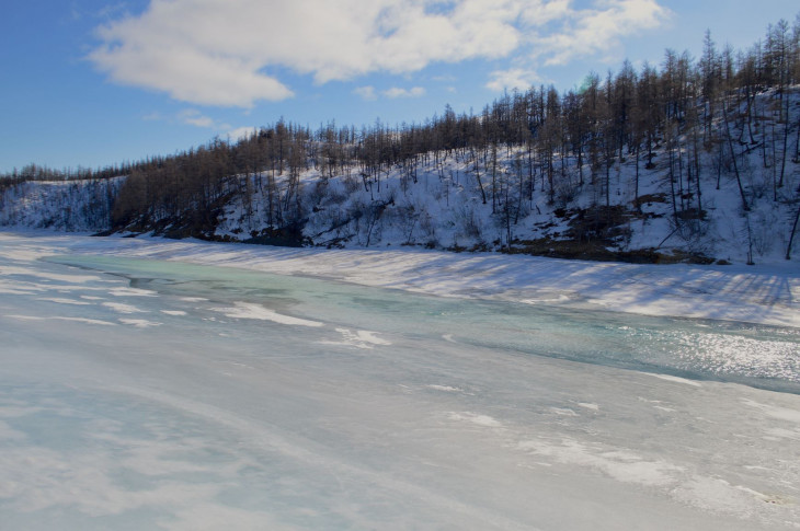 вода в русле реки