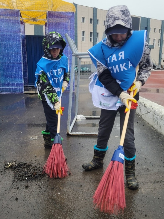 Юные добровольцы в процессе уборки